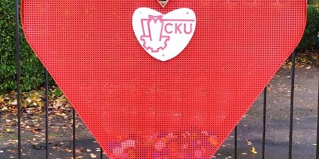 W Centrum Kształcenia Ustawicznego im. St. Staszica w Koszalinie stanął czerwony pojemnik w kształcie serca przeznaczony na plastikowe nakrętki.